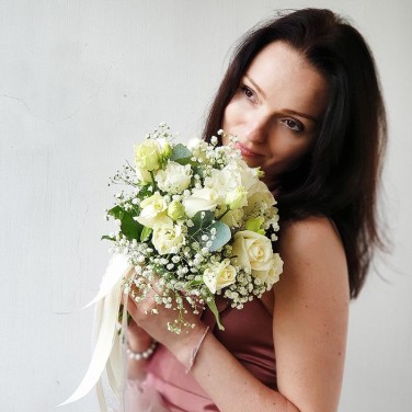 Букет невесты из роз и лизиантуса