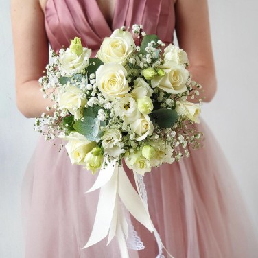 Букет невесты из роз и лизиантуса