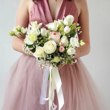 Романтичный букет из тюльпанов и пионовидной розы