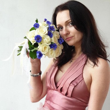 Букет из роз и васильков