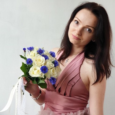 Букет из роз и васильков