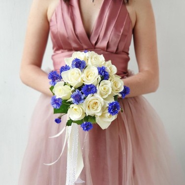 Букет из роз и васильков