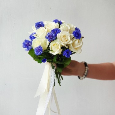 Букет из роз и васильков