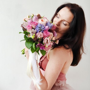 Стильный букет невесты из гиацинтов, пионовидных роз и скимии