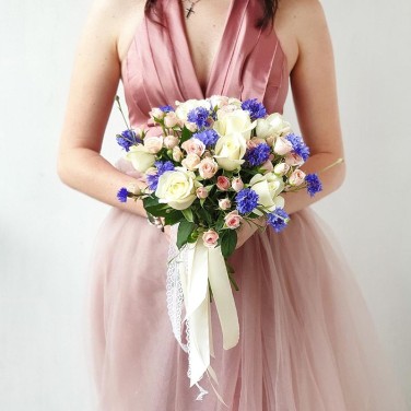 Летний букет из васильков и кустовой розы