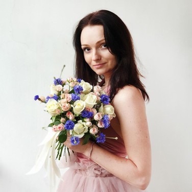 Летний букет из васильков и кустовой розы