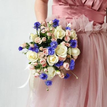 Летний букет из васильков и кустовой розы