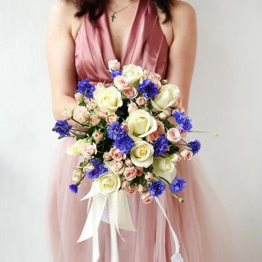 Летний букет из васильков и кустовой розы