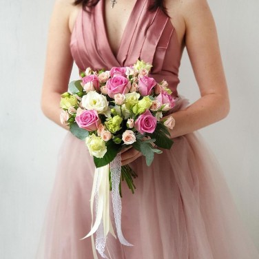 Нежный розовый букет из роз, эустомы и эвкалипта