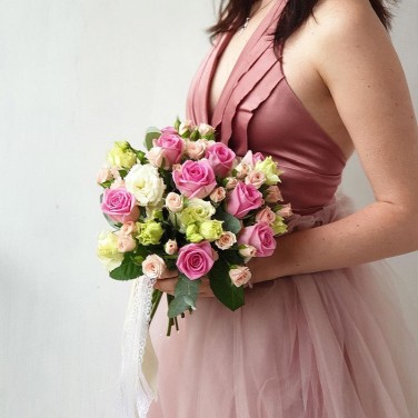 Нежный розовый букет из роз, эустомы и эвкалипта