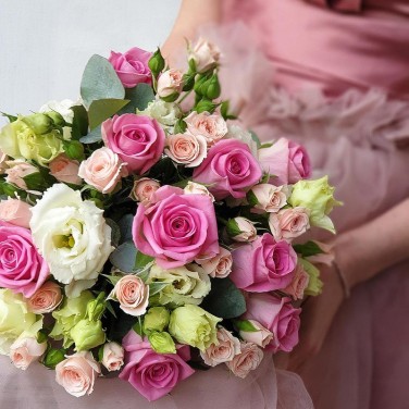 Нежный розовый букет из роз, эустомы и эвкалипта