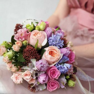 Стильный букет невесты из гиацинтов, пионовидных роз и скимии