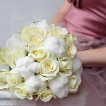 Белый букет невесты с хлопком и розами