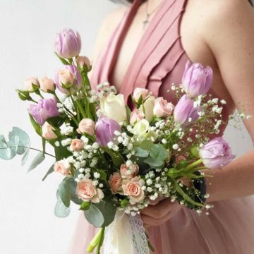 Необычный букет невесты с розами и сиреневыми тюльпанами