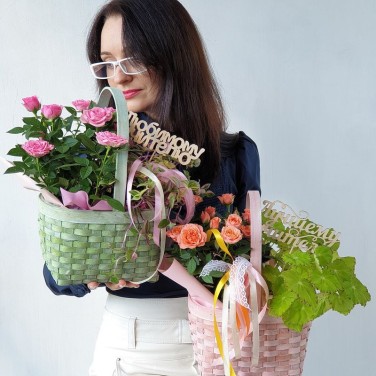 Очаровательная корзина с розой, бегонией и вставкой Учителю