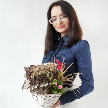 Корзина из горшечных растений с бабочкой Учителю