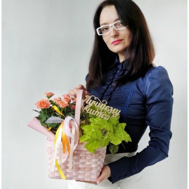 Очаровательная корзина с розой, бегонией и вставкой Учителю