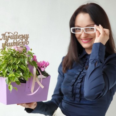 Учителю удобная сумочка с цикламеном и фикусом