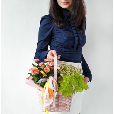 Очаровательная корзина с розой, бегонией и вставкой Учителю