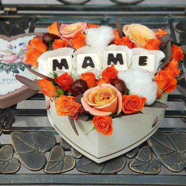 Яркая коробка с шоколадными буквами Маме