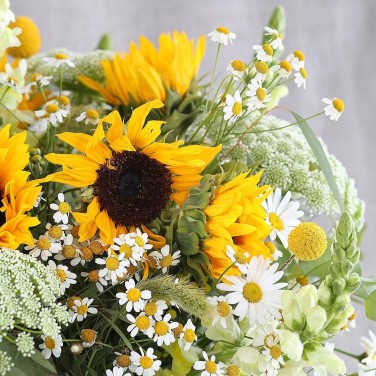 Авторский букет из подсолнухов, леувенбека, ромашек Сельский зной