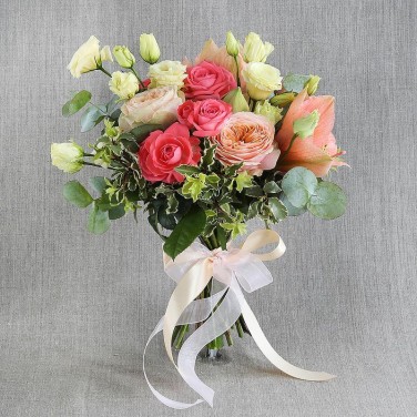 Авторский букет из пионовидных роз, амарилисов Приятный Румянец