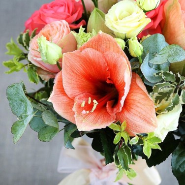 Авторский букет из пионовидных роз, амарилисов Приятный Румянец