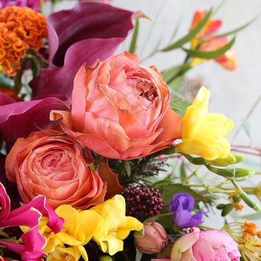 Авторский букет из пионовидных роз, фрезии, целозии