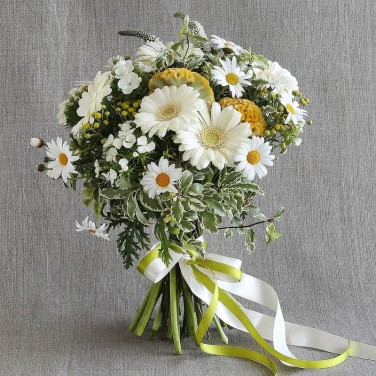 Авторский букет из мини гербер, ромашек, вероники Сдержанное благородство