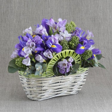 Авторская корзина из ирисов и фрезий Флора Пандоры