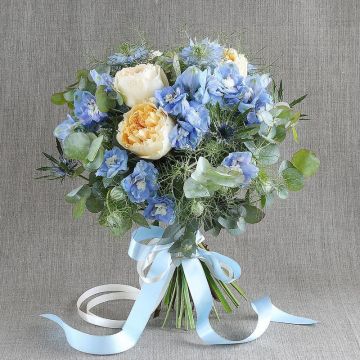 Голубой букет невесты из дельфиниума и пионовидных роз