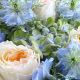 Голубой букет невесты из дельфиниума и пионовидных роз