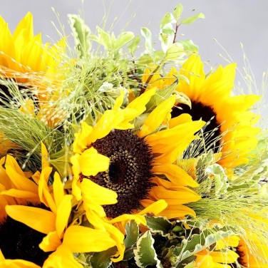 Свадебный букет невесты с подсолнухами и зеленью