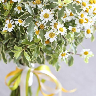 Компактный букет из полевых цветов