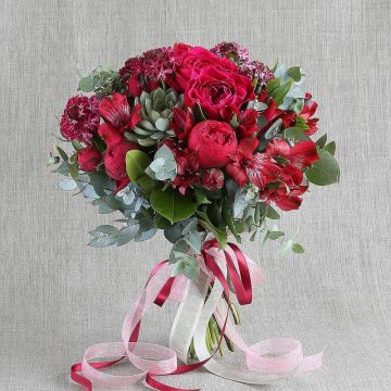 Красный букет невесты с пионовидной розой, скабиозой и эхеверией