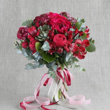 Красный букет невесты с пионовидной розой, скабиозой и эхеверией