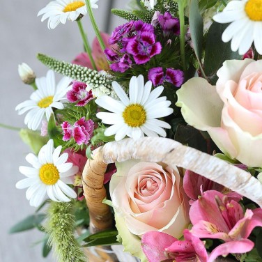 Нежная композиция в корзине с барбареллой, розами и ромашками