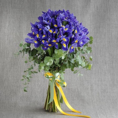 Свадебный букет из ирисов и эвкалипта Синий Сапфир