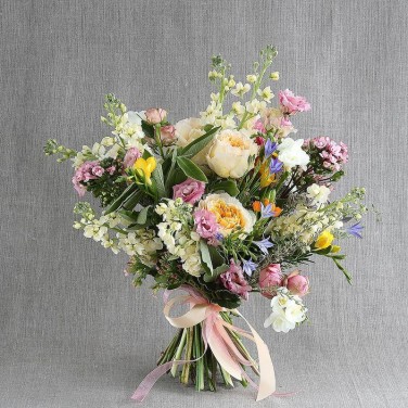 Авторский букет из бовардии, эустомы, маттиолы Итальянское безе