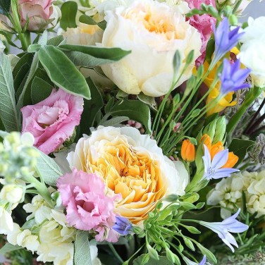 Авторский букет из бовардии, эустомы, маттиолы Итальянское безе