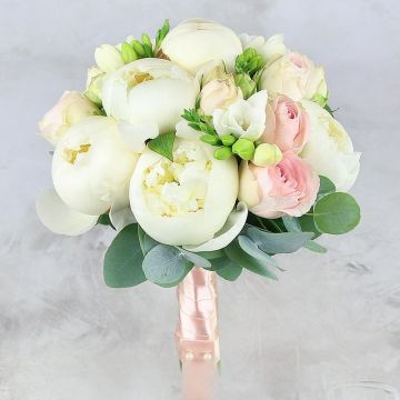 Свадебный букет из белых пионов, роз и фрезии