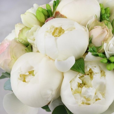 Свадебный букет из белых пионов, роз и фрезии