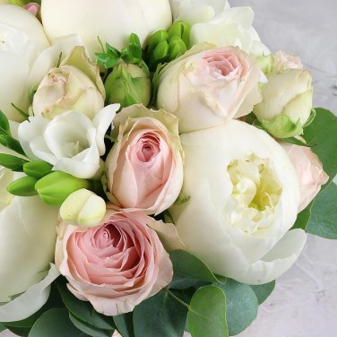 Свадебный букет из белых пионов, роз и фрезии