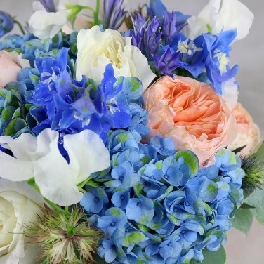 Букет невесты из гортензии и пионовидных роз