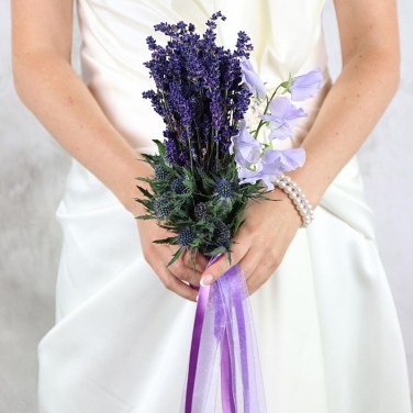 Букет невесты из лаванды и латируса