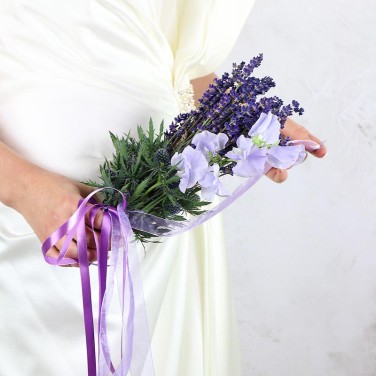 Букет невесты из лаванды и латируса