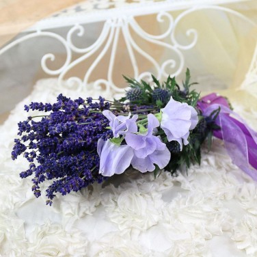 Букет невесты из лаванды и латируса