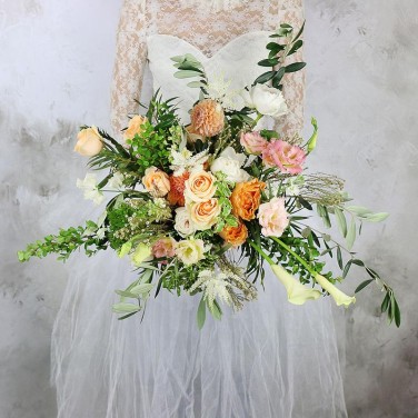 Свадебный авторский букет из пионовидных роз, калл, астильбы и необычной зелени