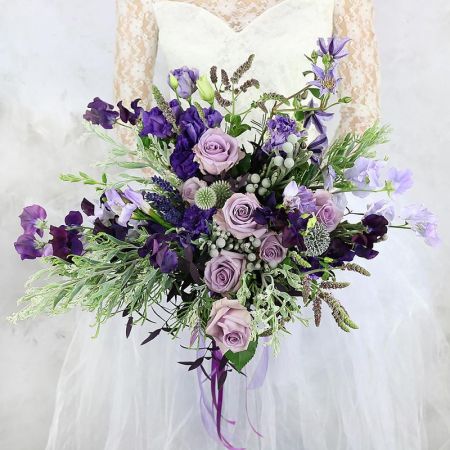 Свадебный букет с фиолетовой эустомой и латирусом