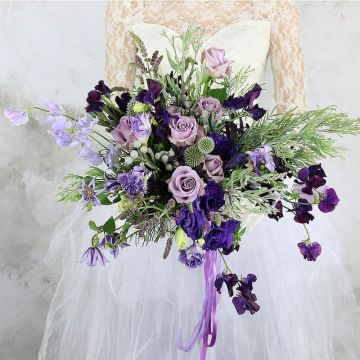 Свадебный букет с фиолетовой эустомой и латирусом